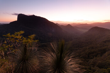 Wunderschöner Sonnenaufgang im Wollumbin National Park. Blick auf Mt. Warning, Cedar Creek und Byron Bay in NSW Australien.