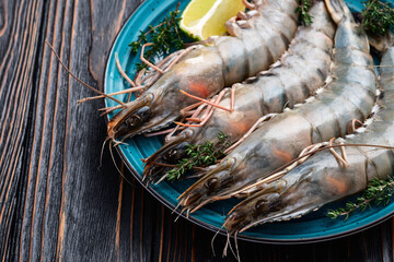 Raw big tiger ( king ) shrimps photography . Top view