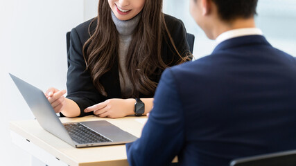 打ち合わせをする男女2人のビジネスマン