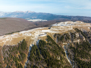 Monte Pizzoc panoramica aerea dall'alto sulle dolomiti  durante giornata di sole e cielo terso