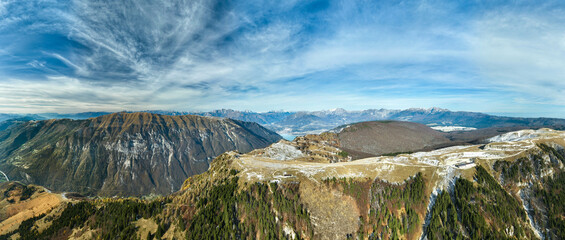 Monte Pizzoc panoramica aerea dall'alto sulle dolomiti  durante giornata di sole e cielo terso