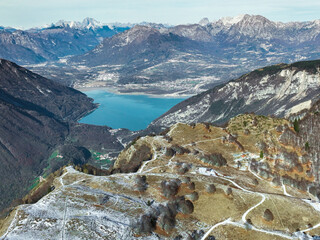 Monte Pizzoc panoramica aerea dall'alto sulle dolomiti  durante giornata di sole e cielo terso con vista sul Lago  di Santa Croce