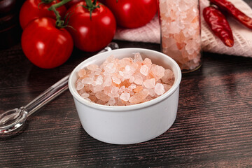 Rose pink Himalai salt in the bowl