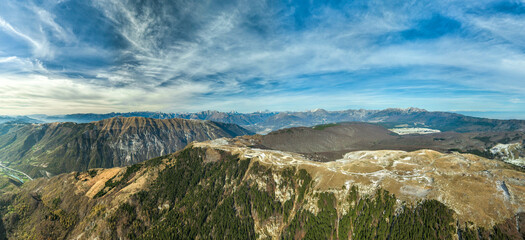 Monte Pizzoc panoramica aerea dall'alto sulle dolomiti  durante giornata di sole e cielo terso