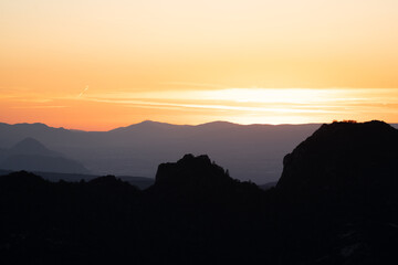 Atardecer entre las montañas con tonos naranjas