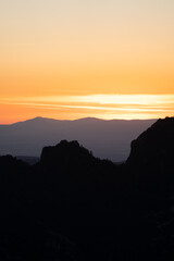 Atardecer entre las montañas con tonos naranjas