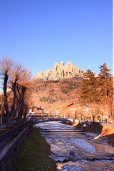 Fiera di Primiero al tramonto e le Pale di San Martino viste dal paese con luci calde e cielo blu