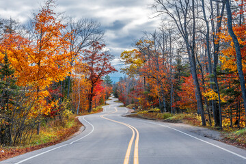 Obraz premium A Road at Autumn in Door County of Wisconsin