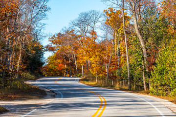 Obraz premium A Road at Autumn in Door County of Wisconsin