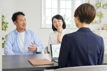 Fototapeta premium ビジネスウーマンと話す夫婦