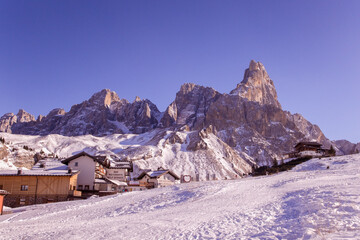 Pale di  San Martino e il Cimon della Pala sulle dolomiti viste dal Passo Rolle durante giornata di sole e cielo blu -paesaggio innevato