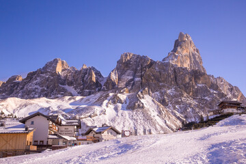 Pale di  San Martino e il Cimon della Pala sulle dolomiti viste dal Passo Rolle durante giornata di sole e cielo blu -paesaggio innevato