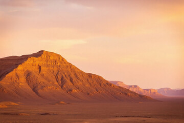 Naklejka premium Arid landscape mountain range gradient sky warm tones