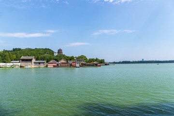 Obraz premium Kunming Lake and Foxiang Pavilion, Summer Palace, Beijing, China