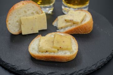バゲットに切れてる燻製チーズ