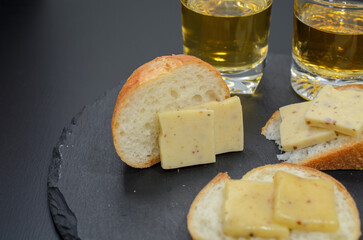 バゲットに切れてる燻製チーズ