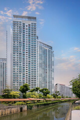 Naklejka premium HDB with canal and covered walkway next to the estate at Mcnair Road, Singapore