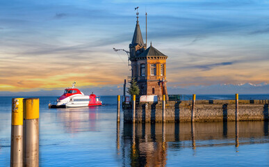 Konstanz am Bodensee, Abendstimmung, Katamaran bei der Einfahrt in den Hafen