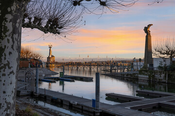 Konstanz am Bodensee, Abendstimmung, Hafeneinfahrt mit Imperia-Statue