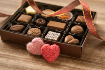 バレンタインチョコと二つのハートと赤いリボン