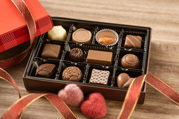 バレンタインチョコと二つのハートと赤いリボン