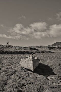 Canoa en un secarral