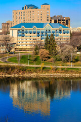 Fototapeta premium A large building with a blue roof is reflected in the water