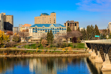 Obraz premium A city view with a large building in the background