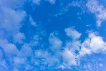 Obraz premium Beautiful blue sky filled with fluffy clouds on a sunny day