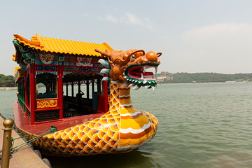 Paisaje de lago con barco y cabeza de dragón de China.