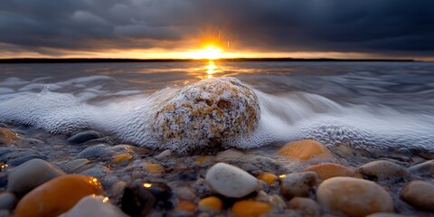 Obraz premium A rock in the middle of a body of water under a cloudy sky