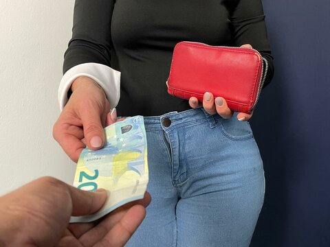 Persona recibiendo efectivo en la mano 