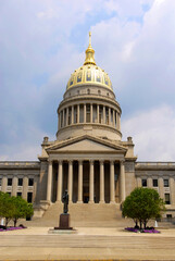 Obraz premium State Capitol Building at Charleston West Virginia WV. Charleston artist Bernard Wiepper created a nine-and-a-half foot bronze casting of the Abraham Lincoln Statue
