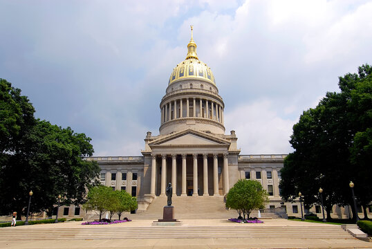 Fototapeta State Capitol Building at Charleston West Virginia WV.  Charleston artist Bernard Wiepper created a nine-and-a-half foot bronze casting of the Abraham Lincoln Statue