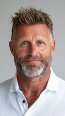 Obraz premium A man with a white shirt and a beard smiles at the camera