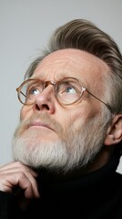 Fototapeta premium A man with a white beard and glasses looking up