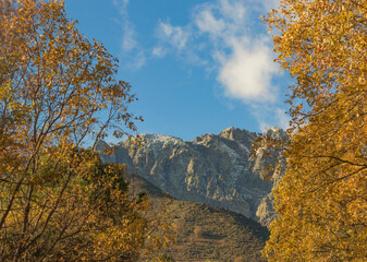 Fototapeta premium Sierra de Gredos seen from the forest in autumn, southern part of Gredos, ideal para postales, recuerdos