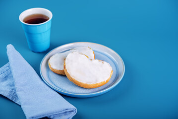 Lemon jam white glazed puffed cakes in a plate