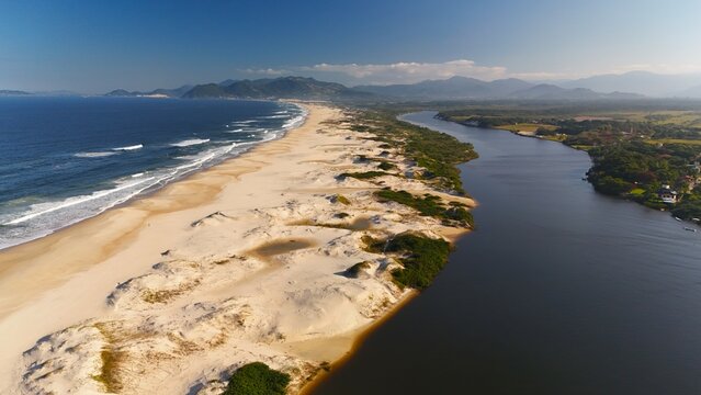 Praia da Guarda do Emba&uacute;, em Palho&ccedil;a - SC - Brasil