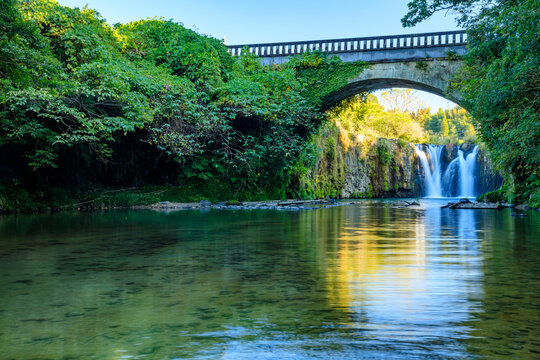 秋の金山橋と板井手の滝　鹿児島県姶良市　Autumn Kinzan Bridge and Itaide Falls. Kagoshima Pref, Aira City.
