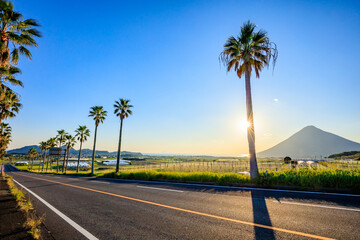 秋の川尻浦山川線と開聞岳　鹿児島県指宿市　Kawajiriurayamakawa Line and Mt....