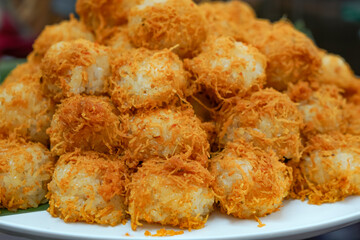 Pulut serunding, a traditional Malaysian delicacy made of glutinous rice and spiced grated coconut, also known as serunding.