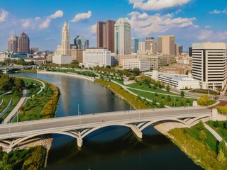 Aerial view of the Indianapolis skyline, White River, and a bridge. Urban landscape with modern architecture and parkland. SCIOTO RIVER, COLUMBUS, OHIO, UNITED STATES