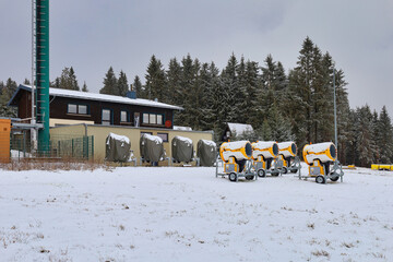 Skigebiet Winterwelt mit Schneekanone in Schmiedefeld am Rennsteig, Stadt Suhl, Thüringen,...