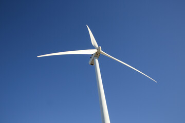 青空と風力発電