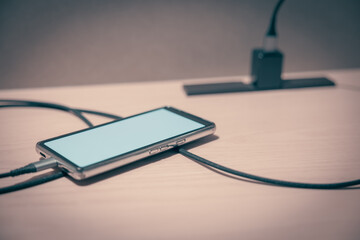 デスクで充電されるモバイルデバイス