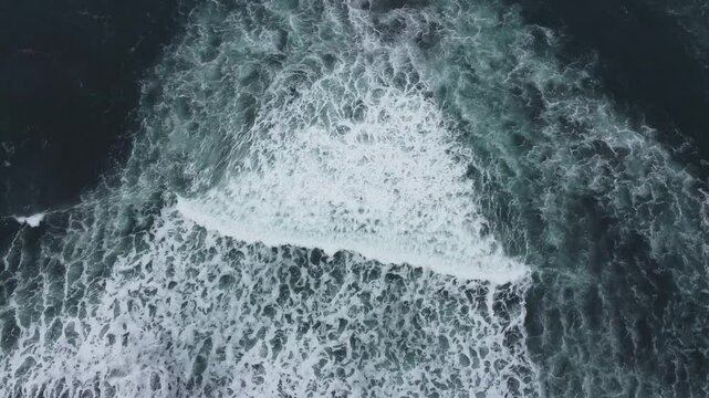 una ola seguida desde el aire