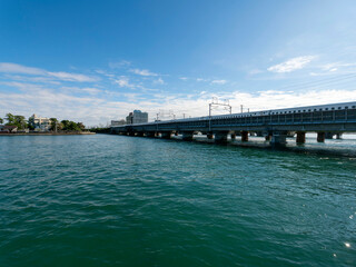 Obraz premium 浜名湖の弁天島を通過する東海道新幹線