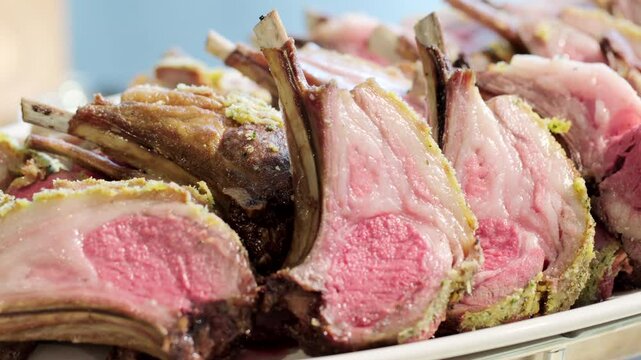 ラムチョップのステーキ　骨付きの羊肉料理　レストラン・食べ物・パーティー