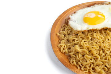 instant noodles served with a sunny-side-up fried egg on a wooden plate, showcasing a simple and appetizing meal